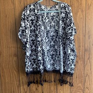 Janette Plus Black and White Boxy Short Sleeve Blouse